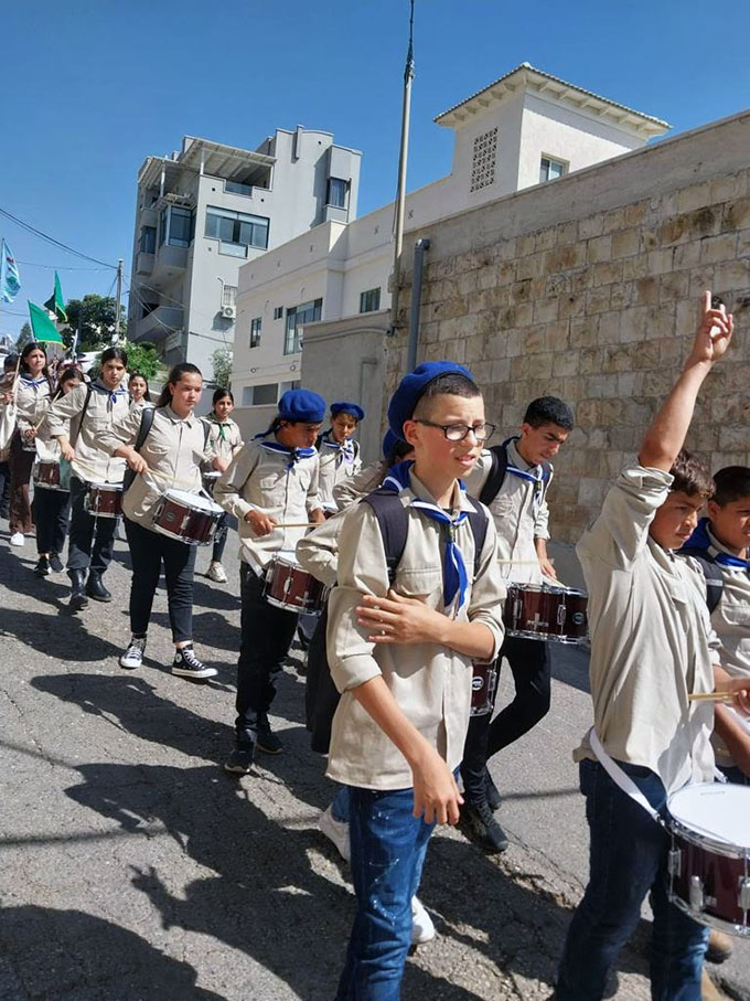 طلاب كشّافة الرّازي الابطال في المسيرةِ الكشفيّة القطرية في بلدة عبلين